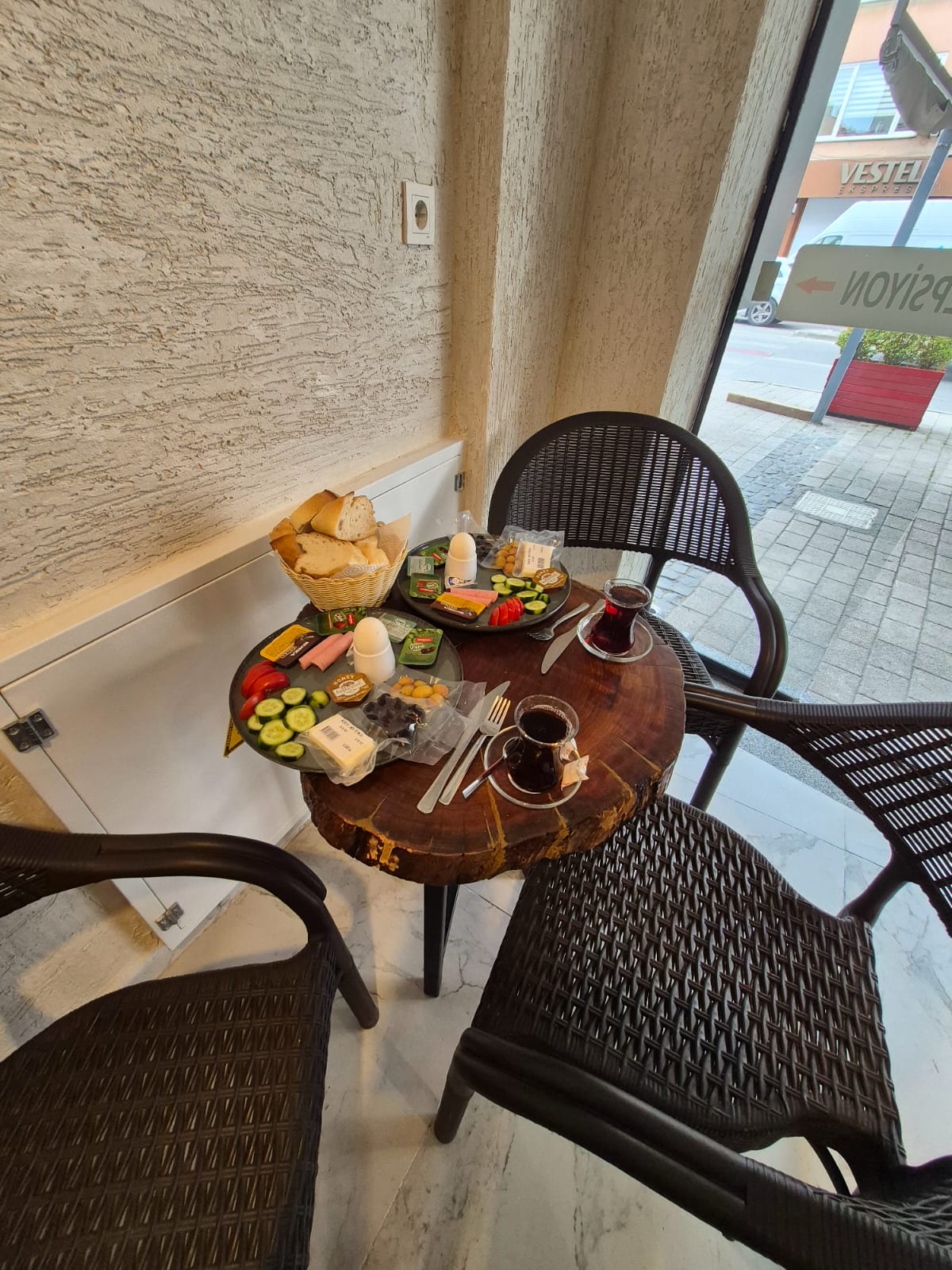 Kahvaltı köşesi, cadde manzaralı